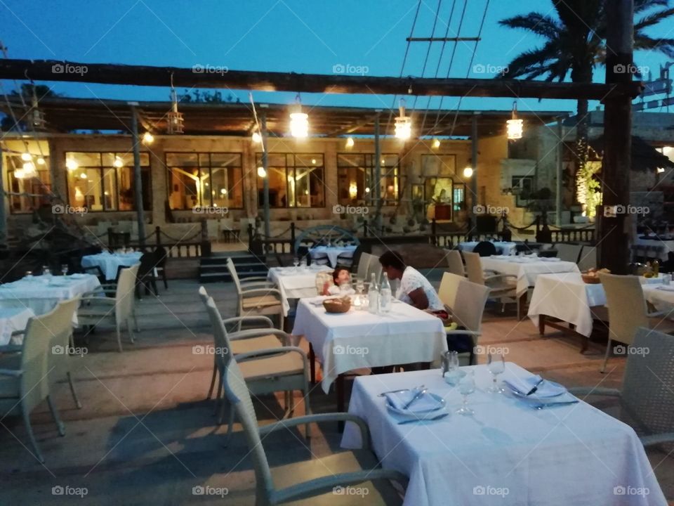 Vue du célèbre restaurant Chez Haroun, situé sur un bateau stationné dans la Marina de Djerba