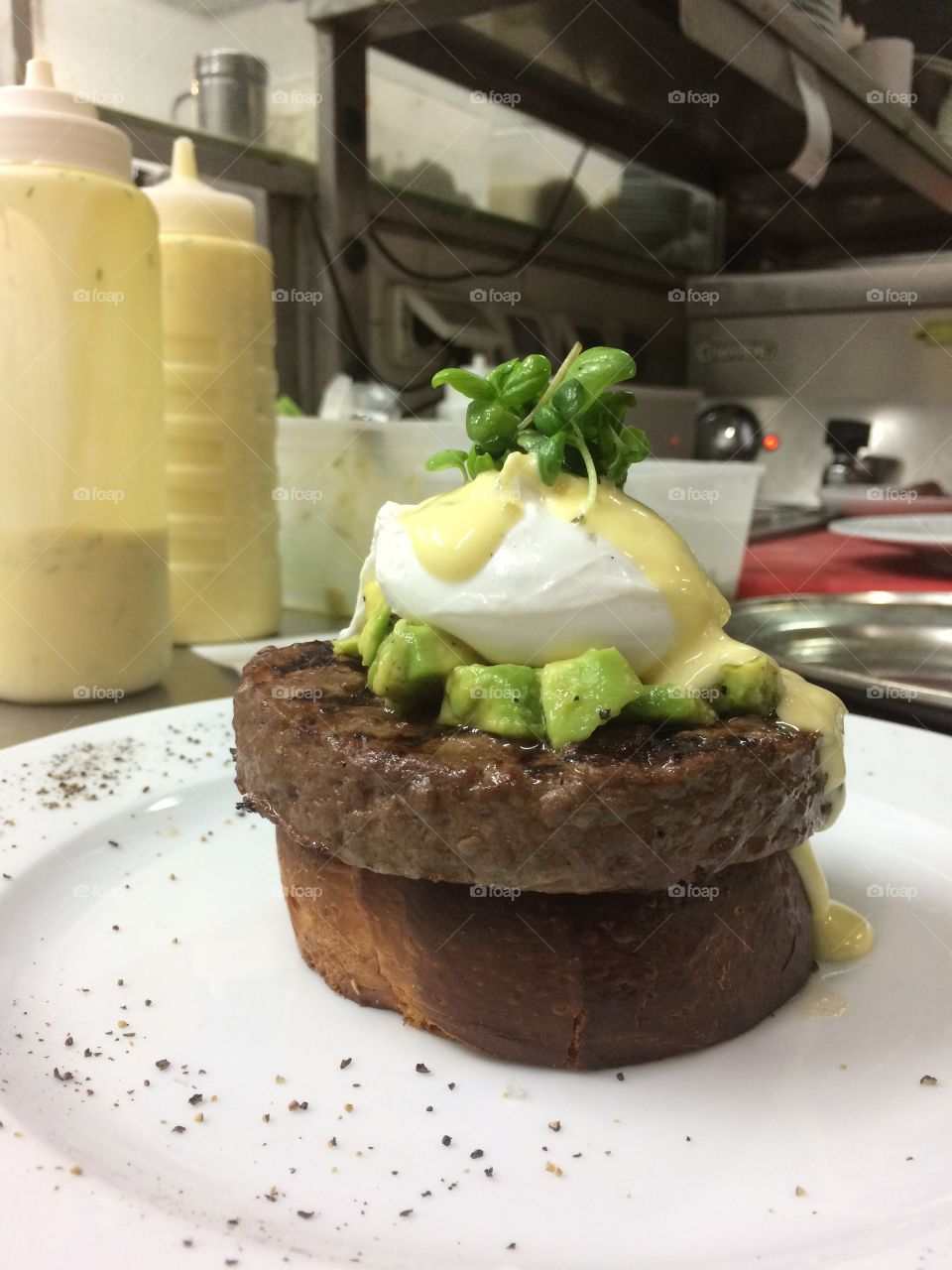 A hamburger in an interesting offer on a crispy toasted loaf, with an egg in a well-known version with pieces of marinated avocado.