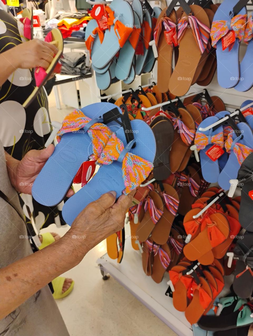 Chinelo Havaianas feminino com laço. Beleza, conforto, delicadeza e cores harmoniosas. O chinelo ideal para qualquer ocasião! Não  escorregam: firmes nos pés e no chão.