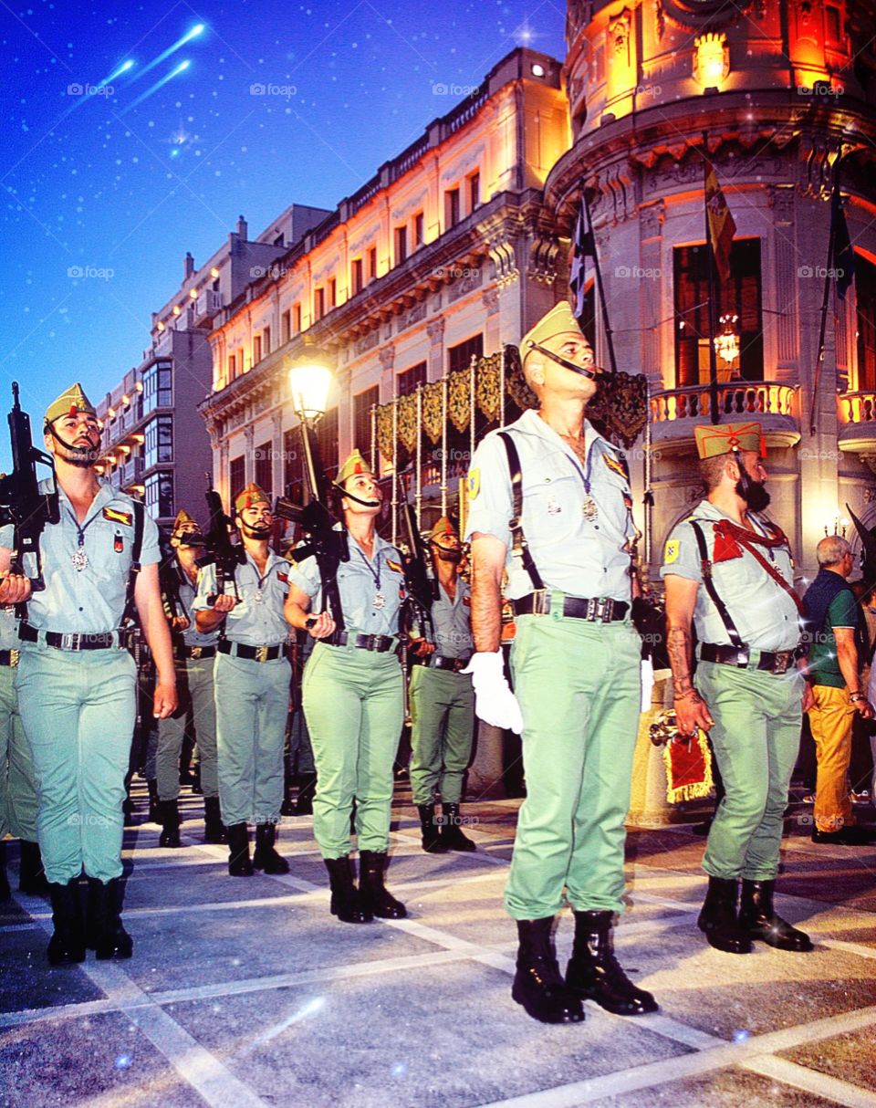 Piquete de la Legión desfilando en la Semana Santa de Ceuta al fondo el ayuntamiento segunda tonalidad