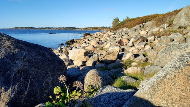 By the sea on the Swedish west coast
 - västkusten klippor hav