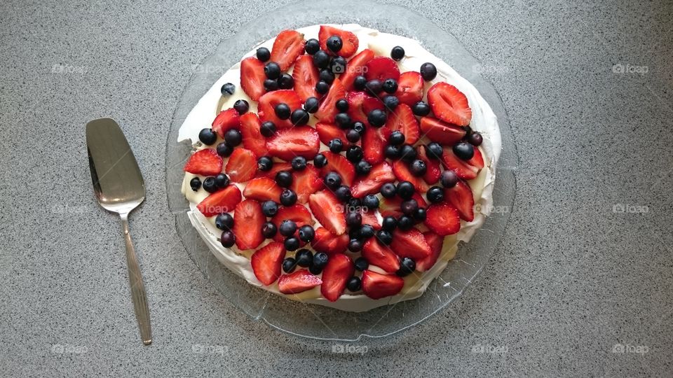Cake: Pavlova with strawberries and blueberries 