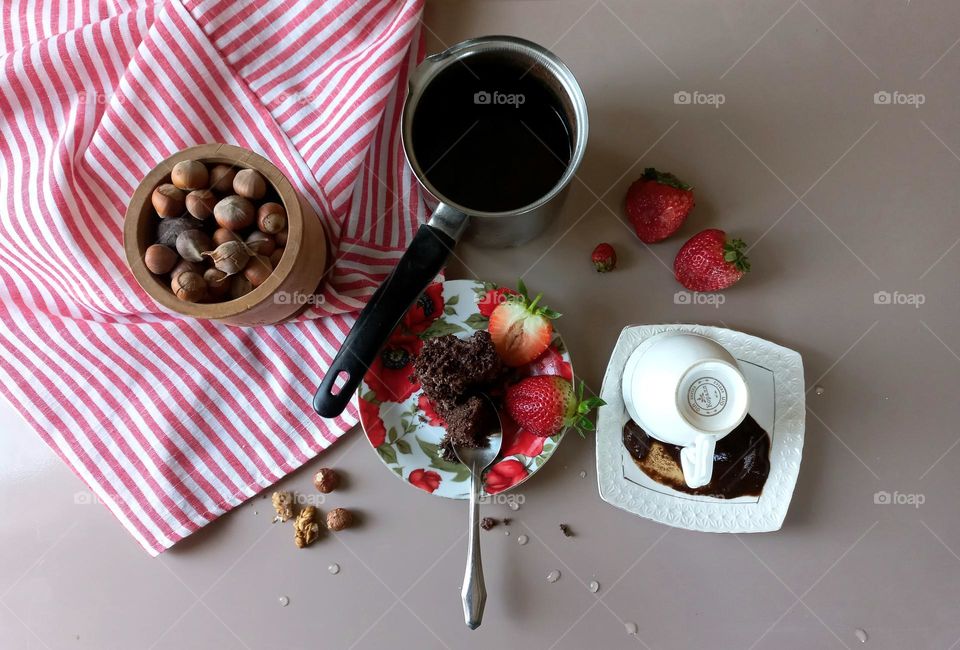 dessert with strawberries and drunk coffee.