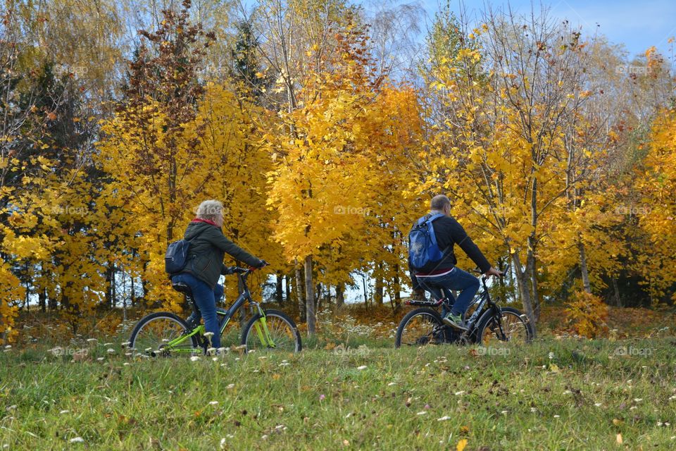 couple riding on a bikes autumn beautiful landscape