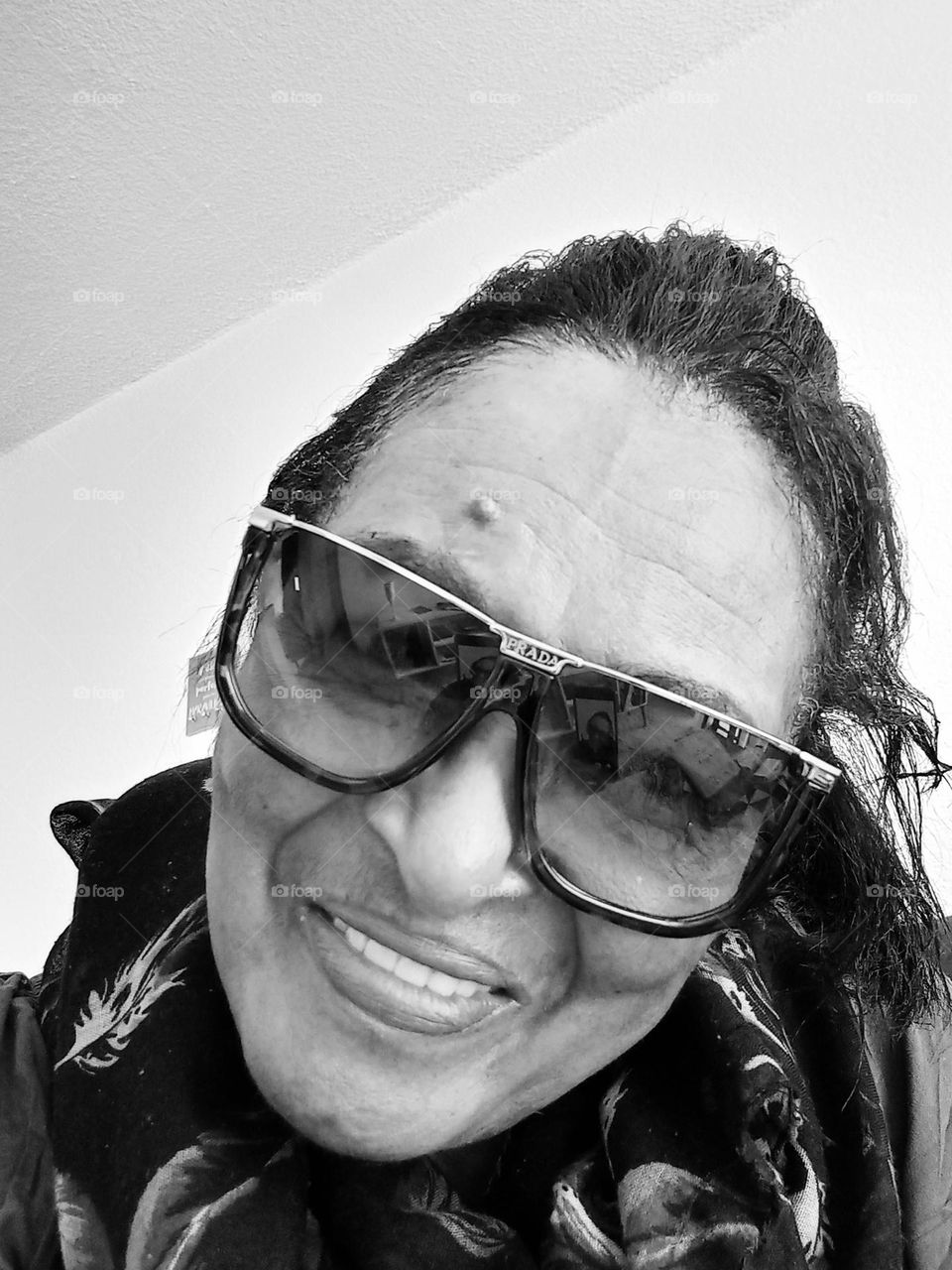 Look  básico e estiloso.  Dias ensolarados,  lenço e óculos escuros, formam um trio perfeito.