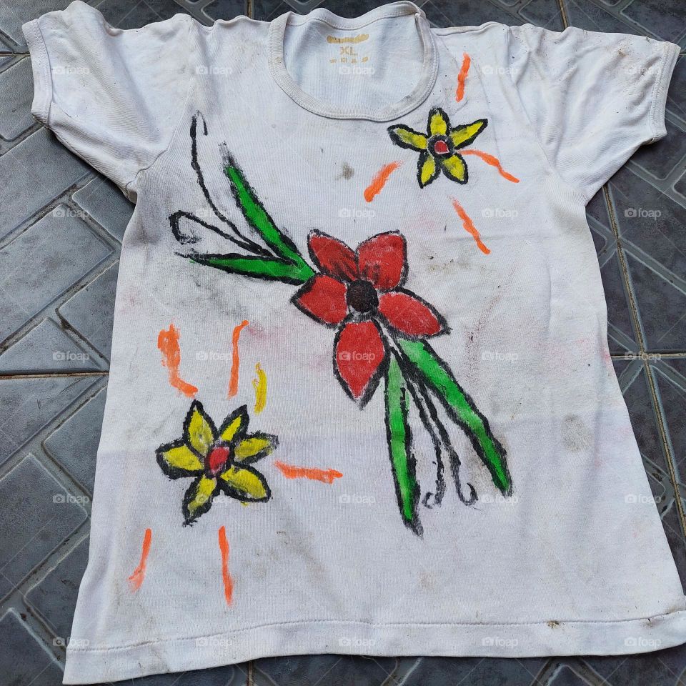 Kindergarten children learn to color on t-shirts