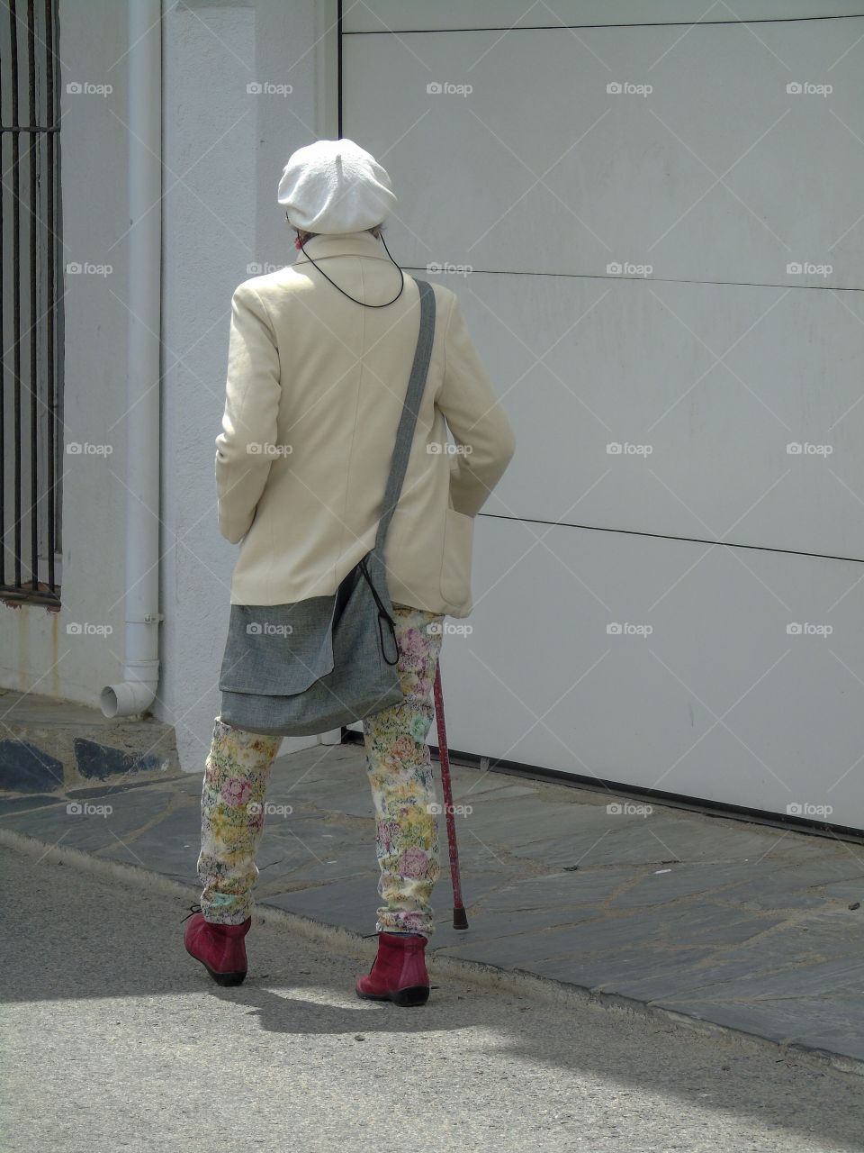 Señora con baston.,paseo,caminar,bolso,boina,color.