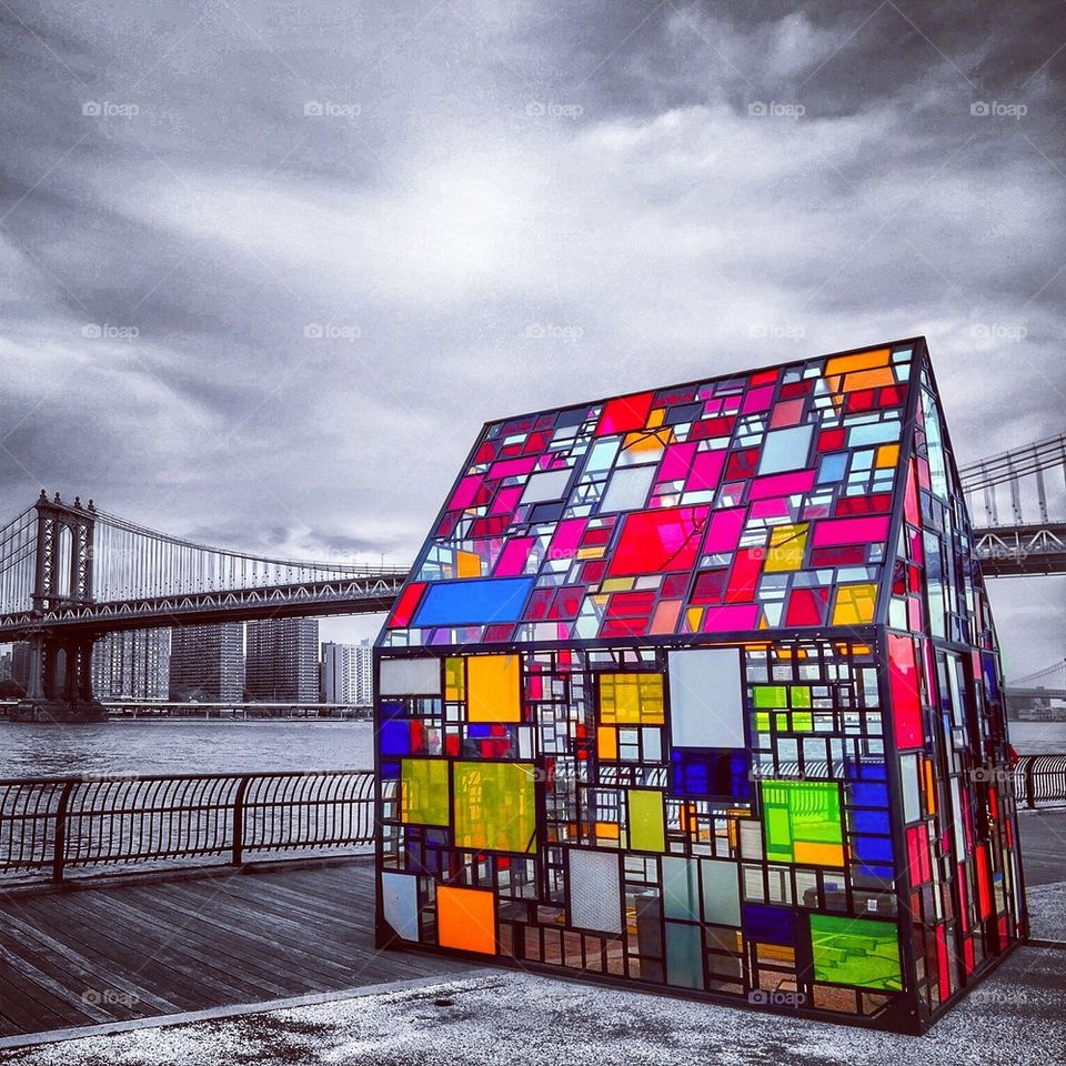 Colorful house in front of Manhattan bridge