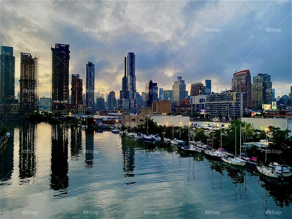 This is „Newtown Creek“ in LIC, Queens as seen from the „Pulaski Bridge“ looking into the distance all the way to „Manhattan“ straight ahead and to the right. 2023. Hypnotic Productions