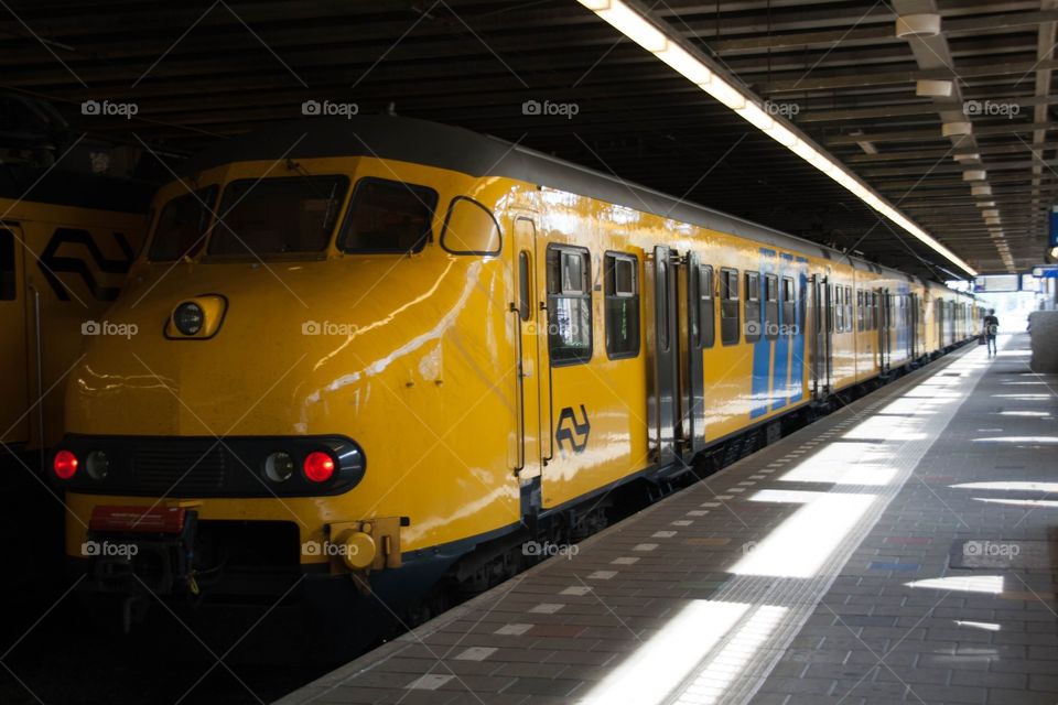 Yellow train in den hague 