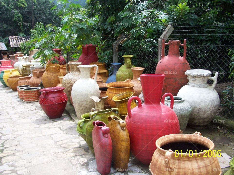 Artesanías de Barro en el Jardin. barro hecho a mano y acomodado para decoración de jardines