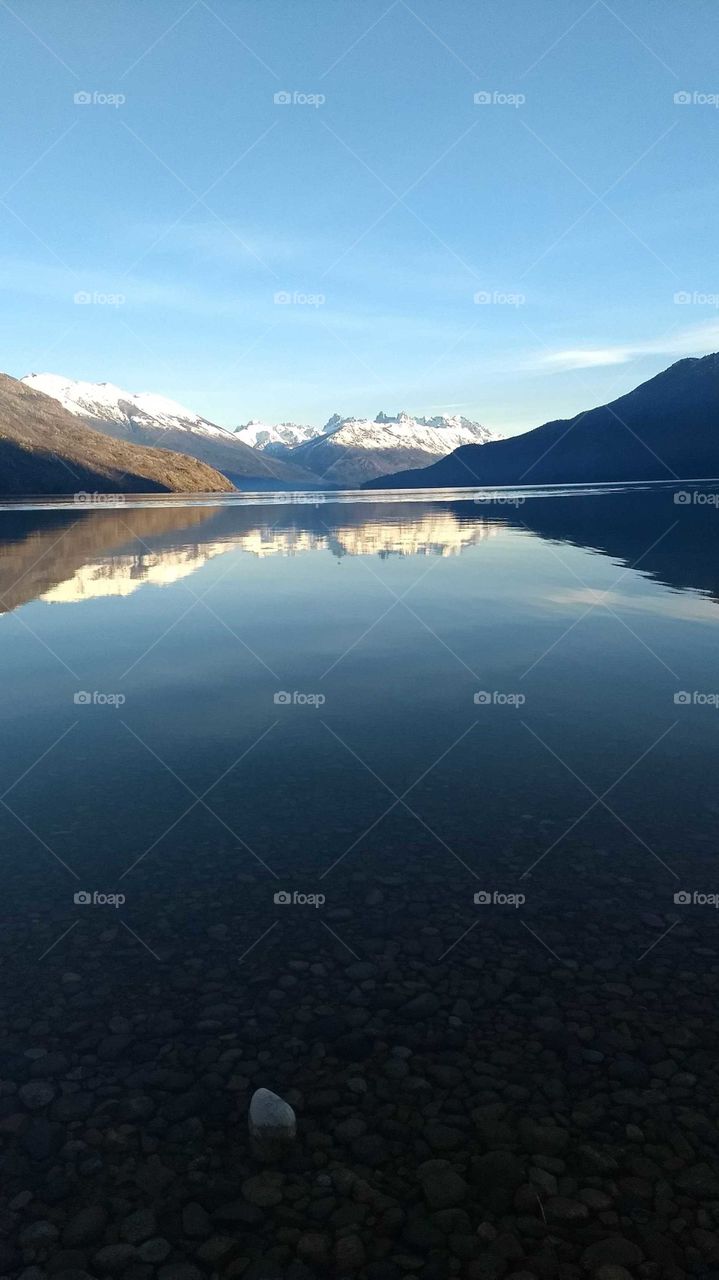 Lago argentino con montañas nevadas de fondo