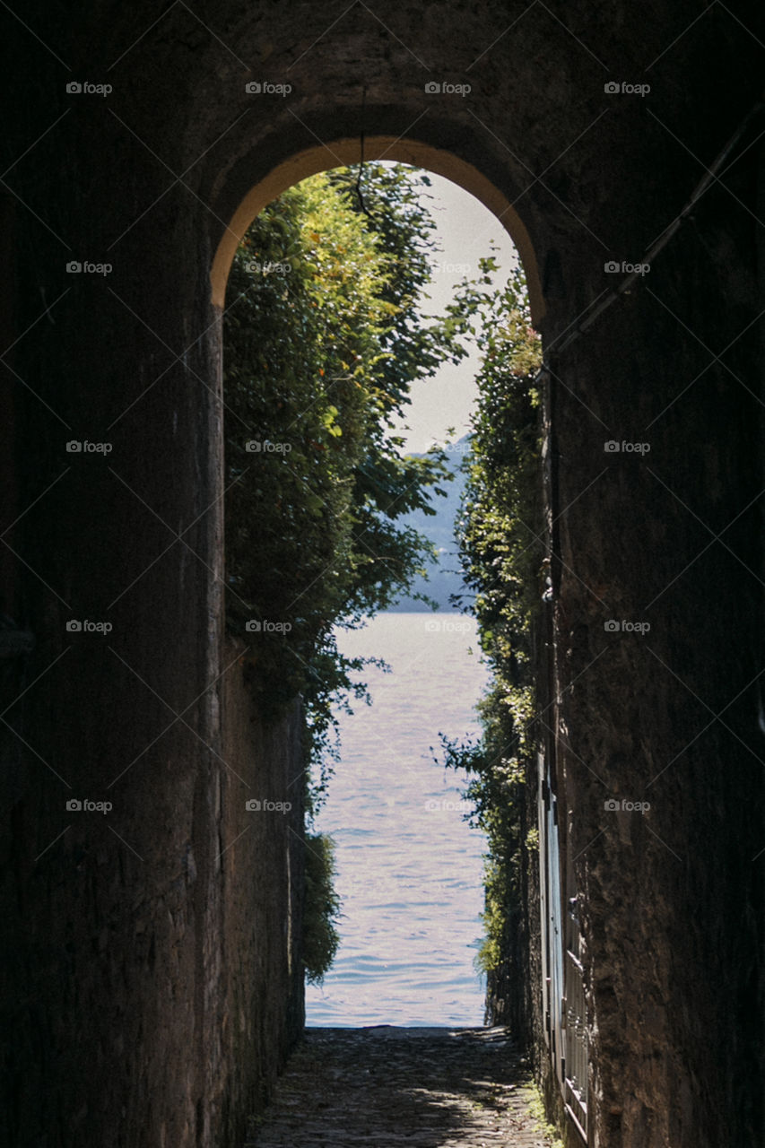 Lago Como no norte da Itália é um lugar lindo para se conhecer na Europa, com paisagens incríveis!