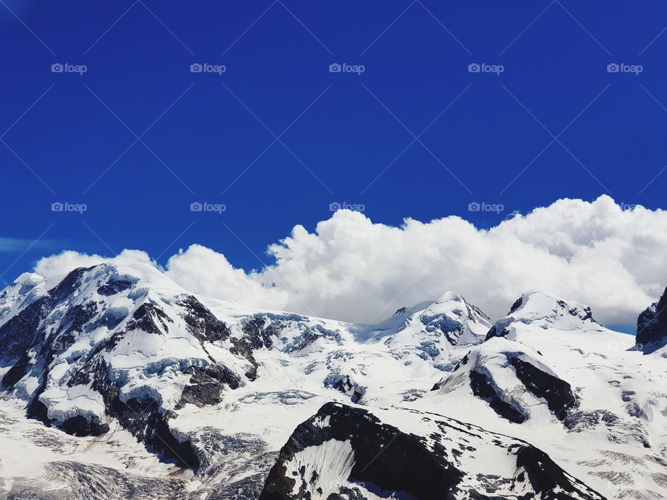 Schneeberge mit blauem Himmel