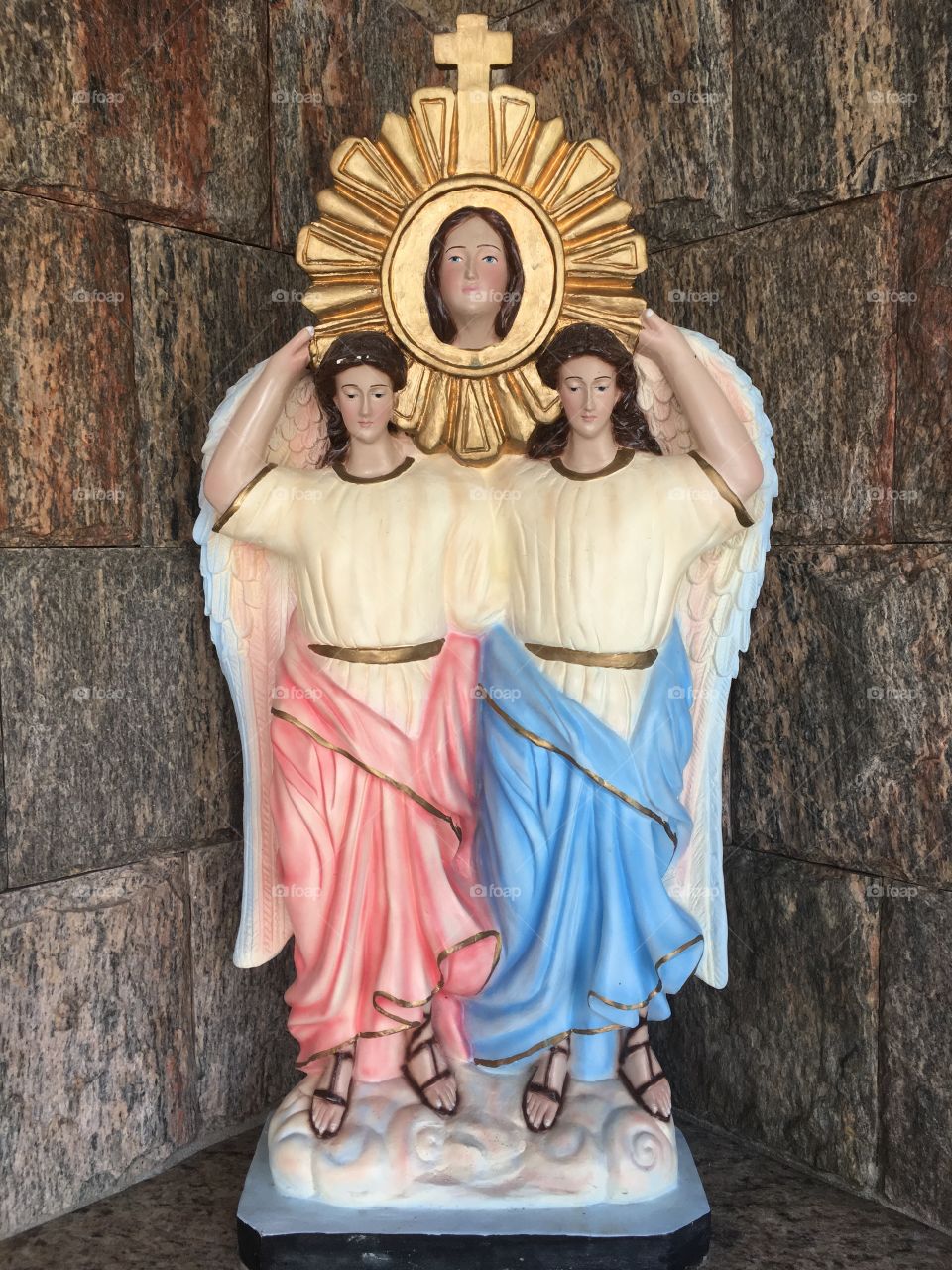 Os santos anjos adornando a imagem da Virgem Maria. Aqui, Santuário de Nossa Senhora da Santa Cabea