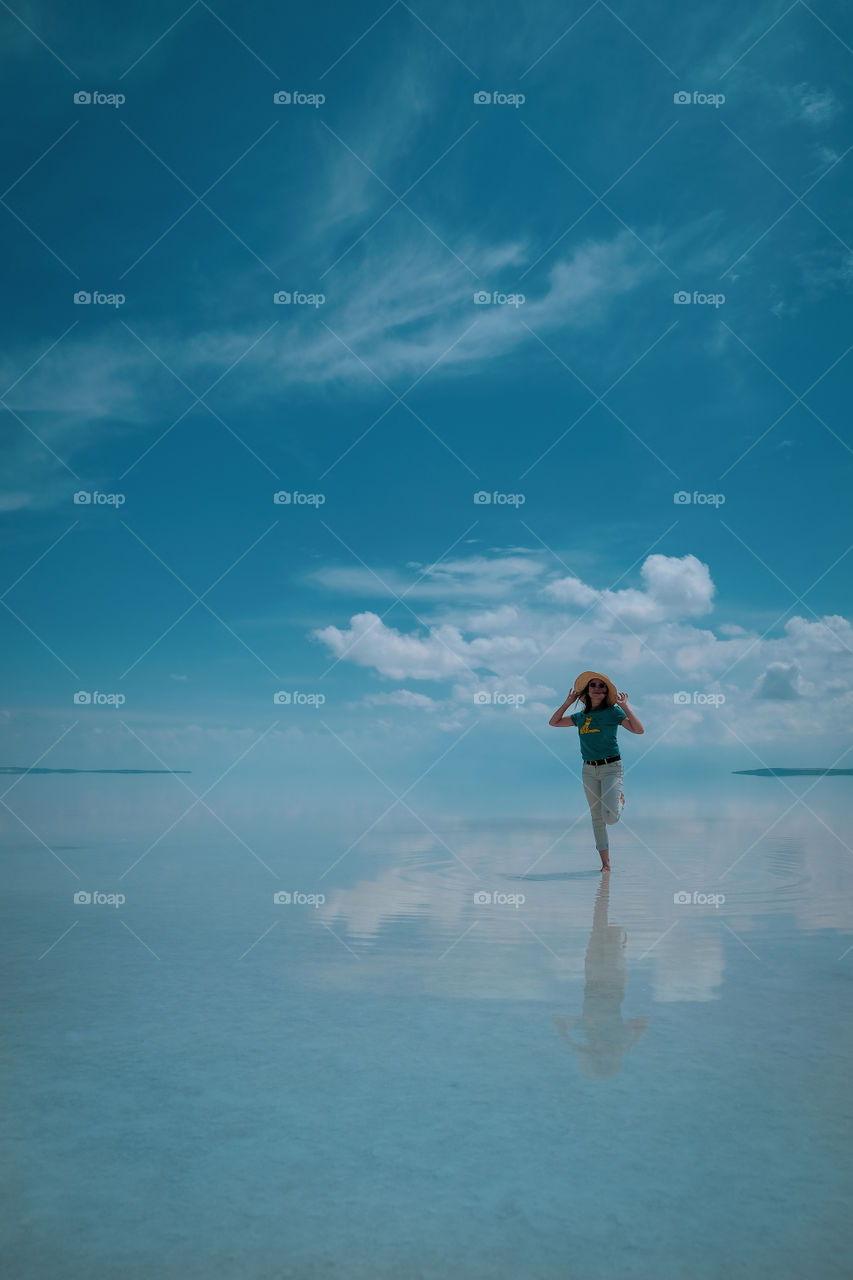 Water, horizon and the girl