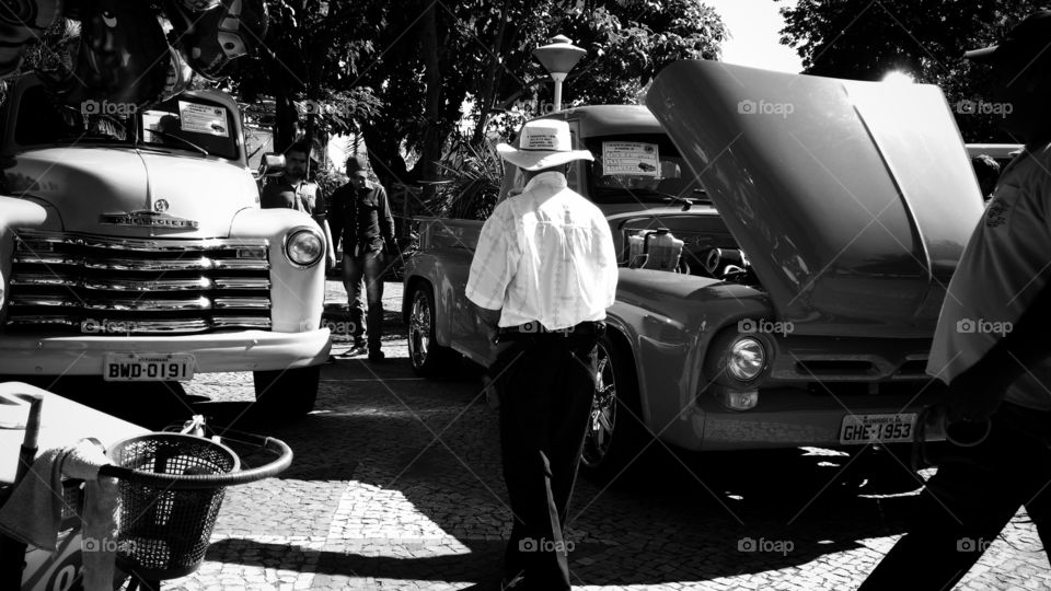 Carros do passado. Homens... exposição.