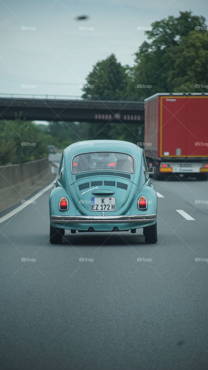 Ein schöner Käfer auf der Deutschen Autobahn