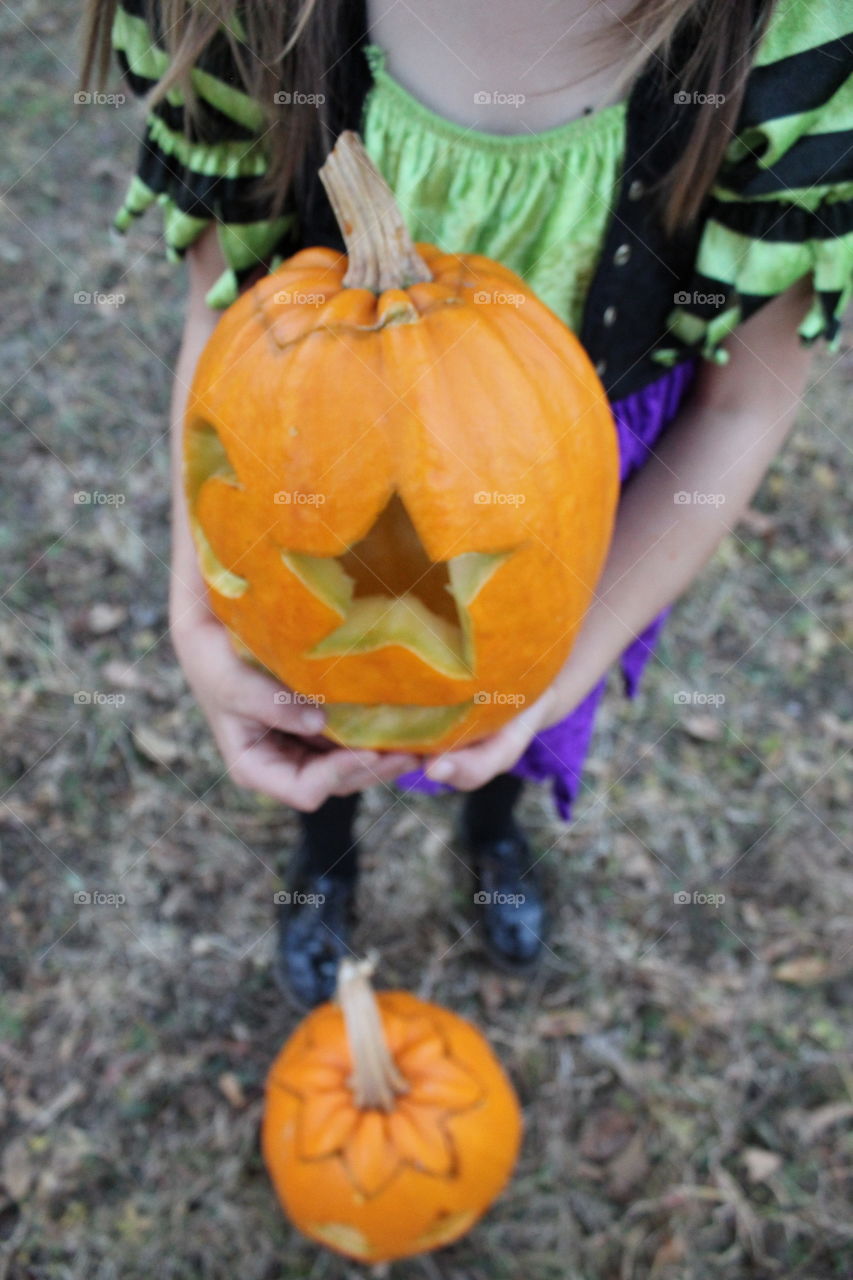 halloween's pumpkin and little witch