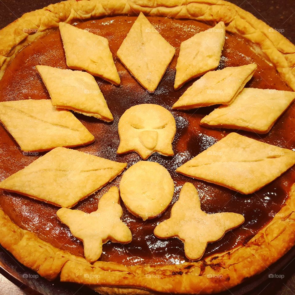 Thanksgiving pumpkin pie with a crust to look like a turkey.