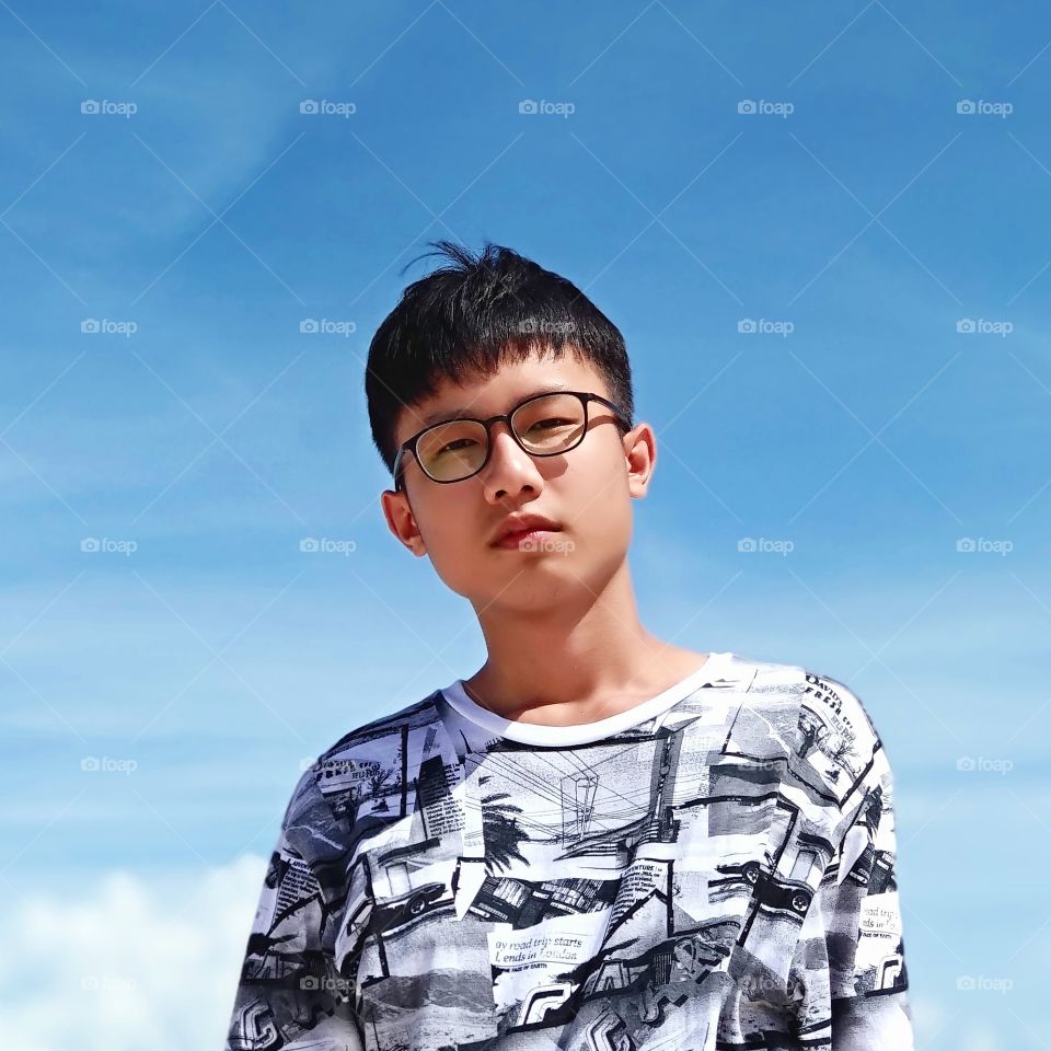 Hi there, it's Jackson here. I'm a student who loves photographing. Portrait and still life have been always my favorite types of photography. Also, i love close-up view because it brings a lot of details in a picture.