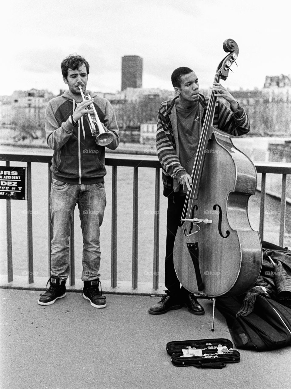 Two buskers on the Pont Saint-Louis