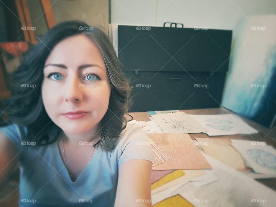 Selfie while sorting my drawings