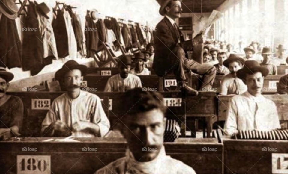 Mostra fotografica sui mestieri sui mestieri scomparsi. Lettore di giornale nelle fabbriche