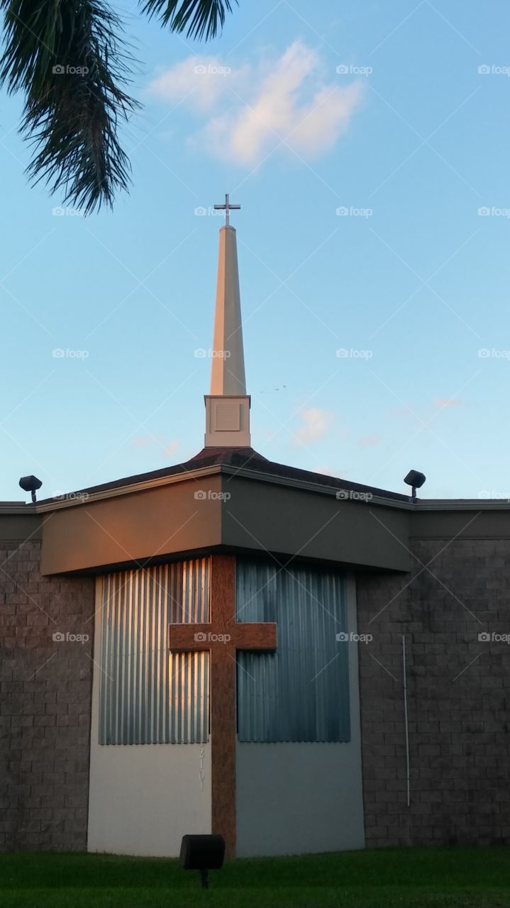 bella entrada de una iglesia. bella con las palmeras y el cielo.