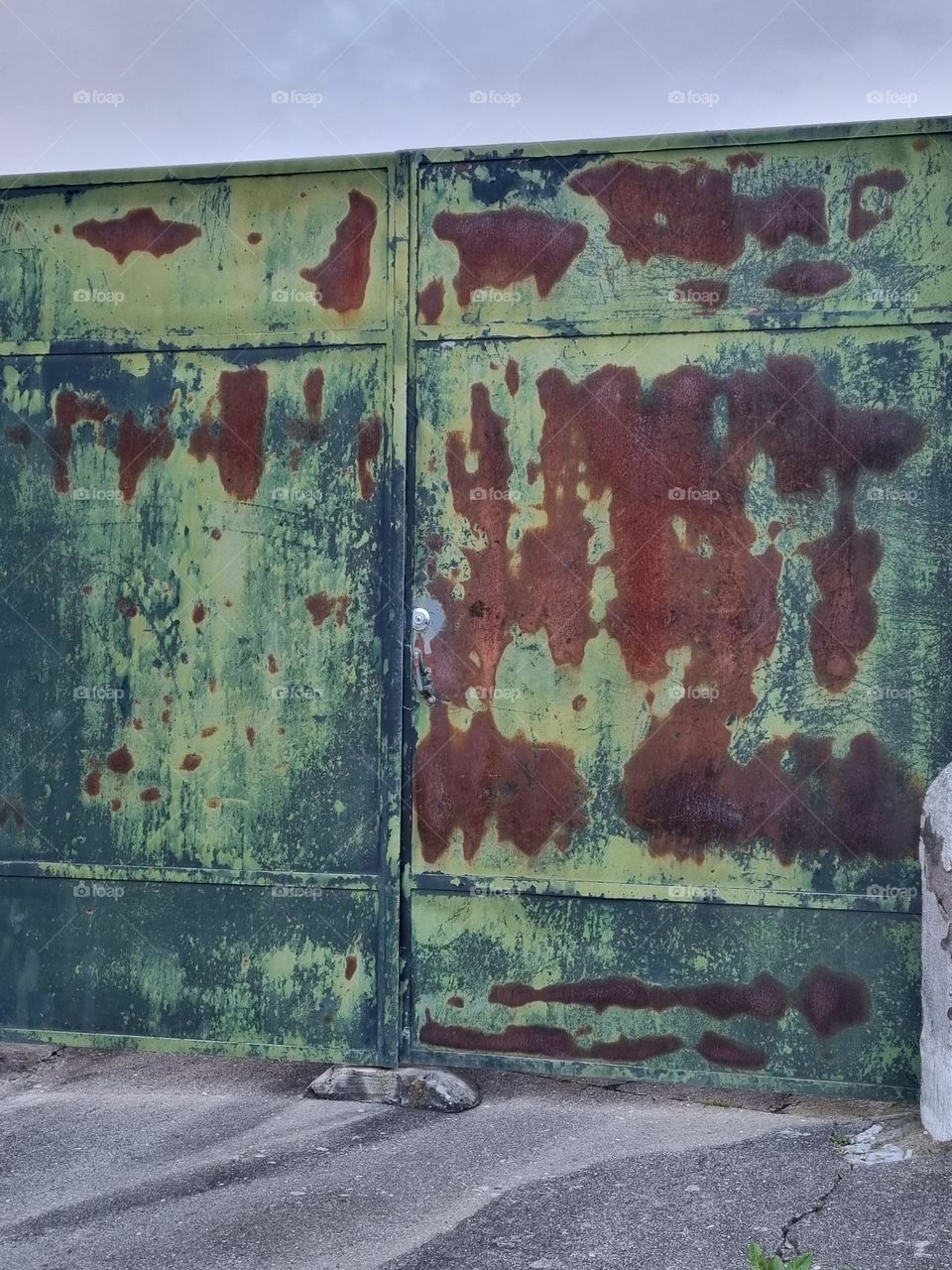 It may look like a simple rusty gate, but it actually manages to complement the green and red