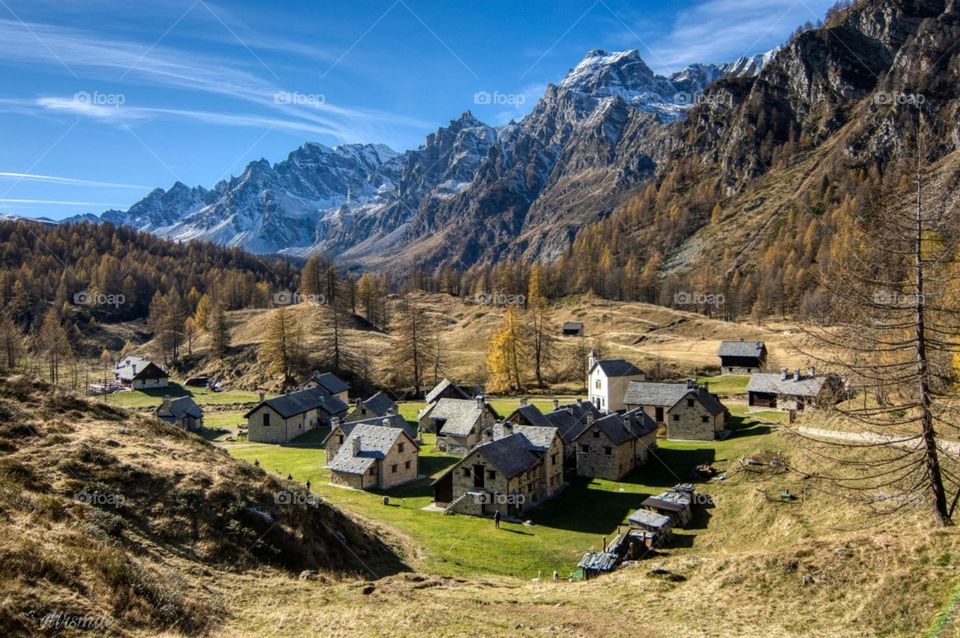 houses between the mountains beautiful view