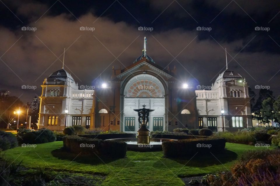 Melbourne Museum . Melbourne Museum grounds at night with fountain in the foreground