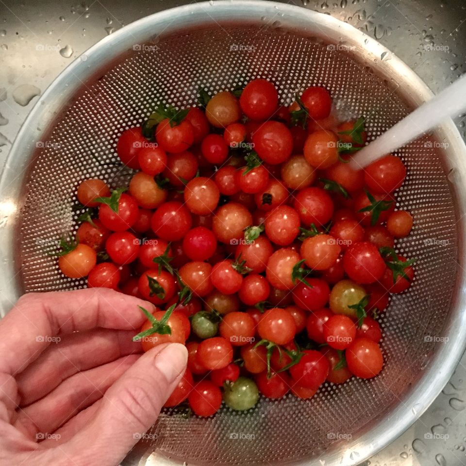 Rinsing cherry tomatoes