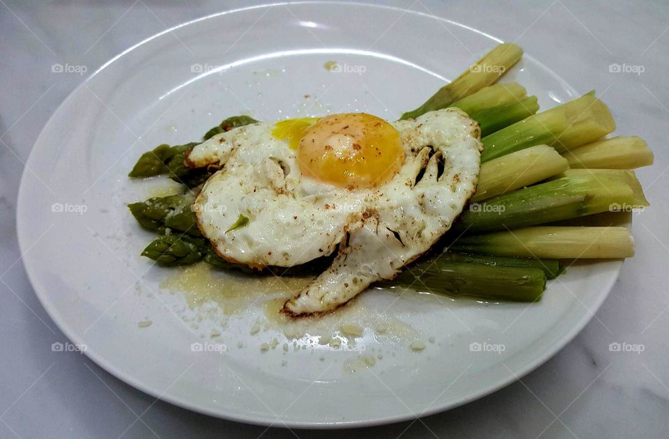 egg and asparagus