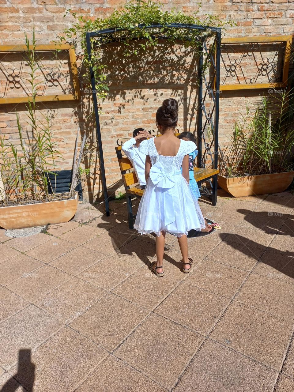 The Moments veding daminha de honra com seu vestindo branco