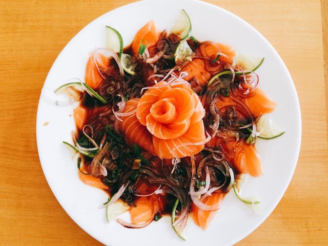 garnish salmon on plate