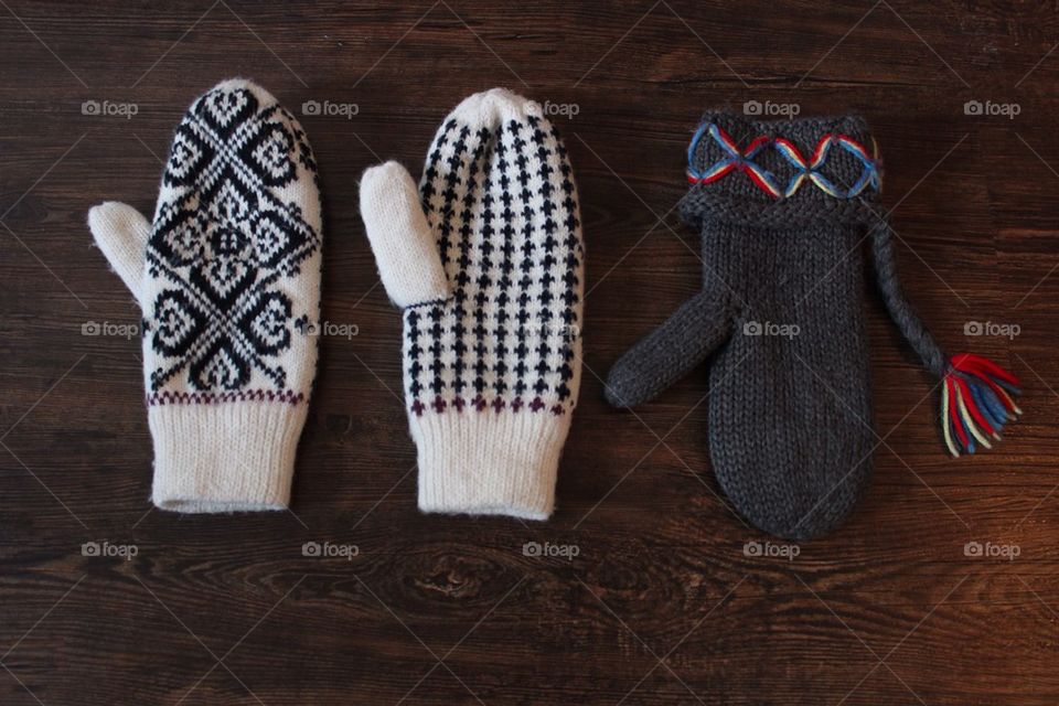 Knitted gloves