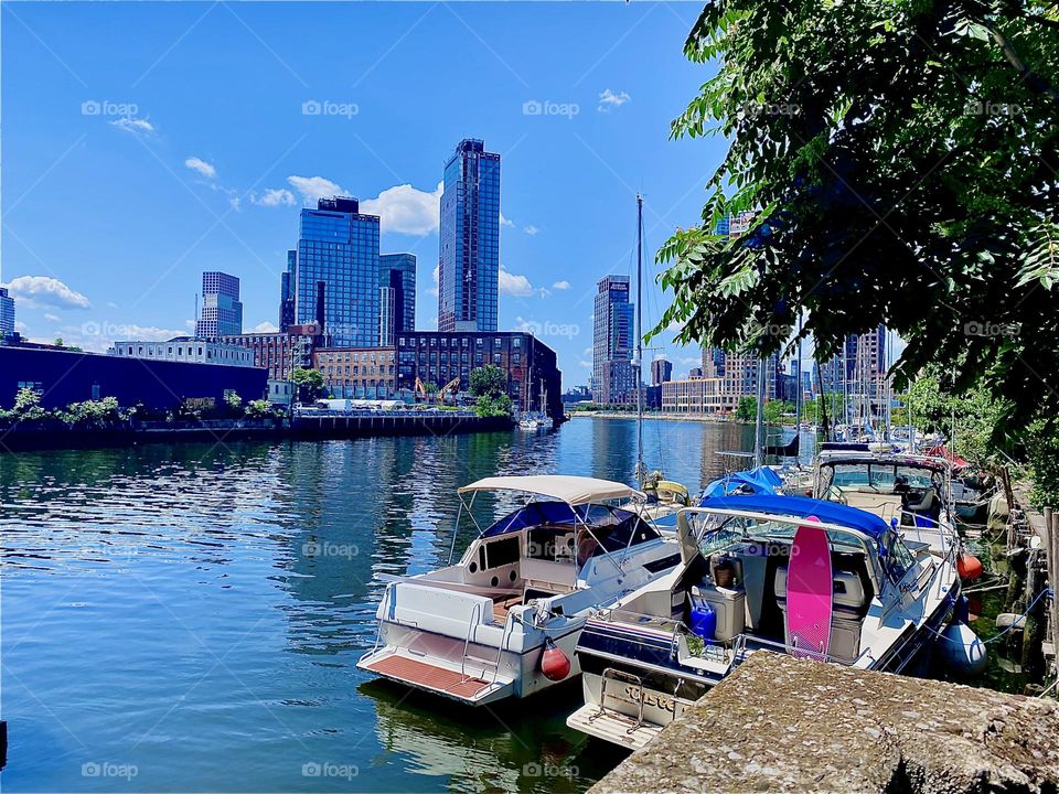 „Newtown Creek“ in LIC has truly unique things to offer. Central location is one with views of „Greenpoint“, Bklyn across the „E River“ on the left, „Queens“ on the right and straight ahead in the far distance „Manhattan“. 2023. Hypnotic Productions