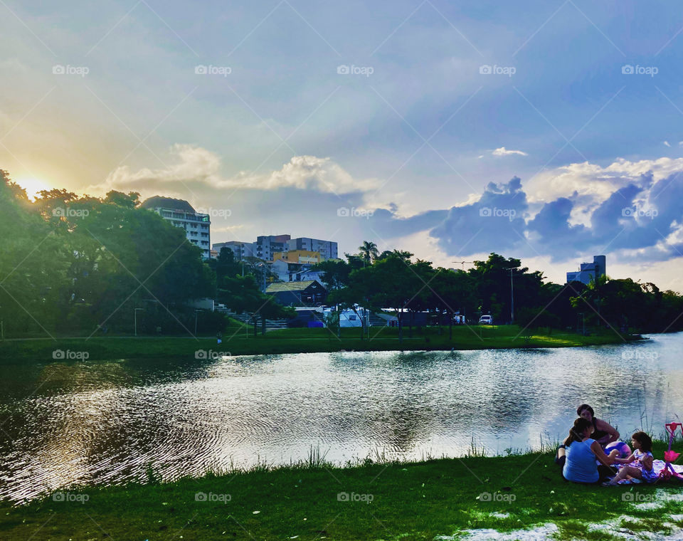 O dia foi corrido, mas terminou com minhas garotas curtindo o por-do-sol.

Ah, se não fossem elas… minha vida não teria cores nem sabores!