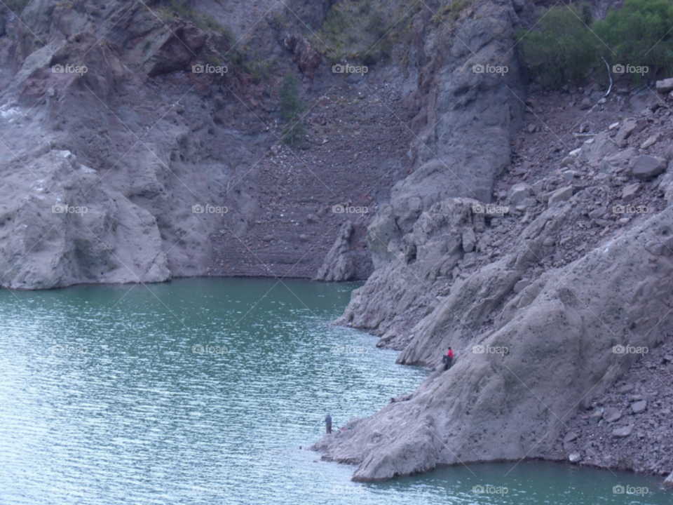 vista de embalse y montañas