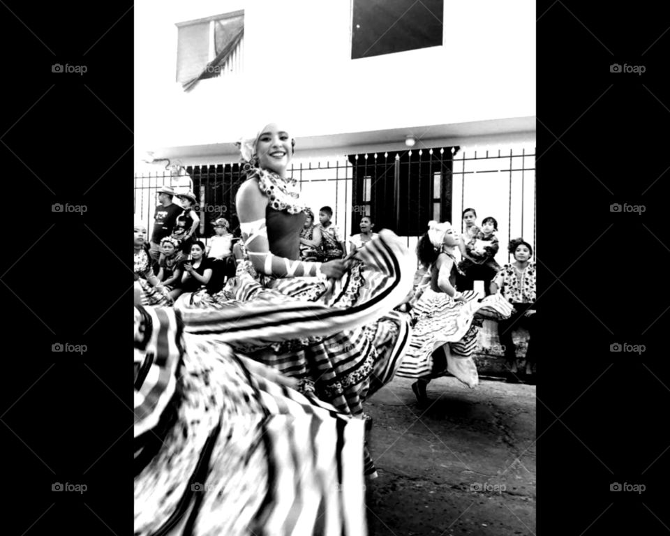 Una muestra de la belleza y  alegría que de vive en la costa por los Carnavales de Barranquilla, Colombia....bailarina de danza de Kangaru en su recorrido por las calles mostrando su esplendor.