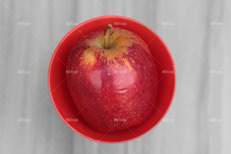 Apple in bowl