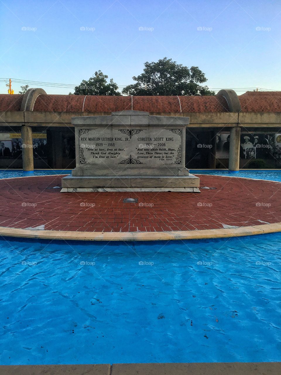 MLK jr and corretta Scott king graves