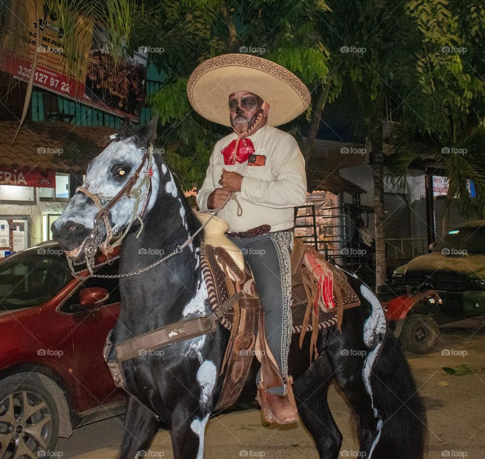 Charro en caballo caracterizado de catrín