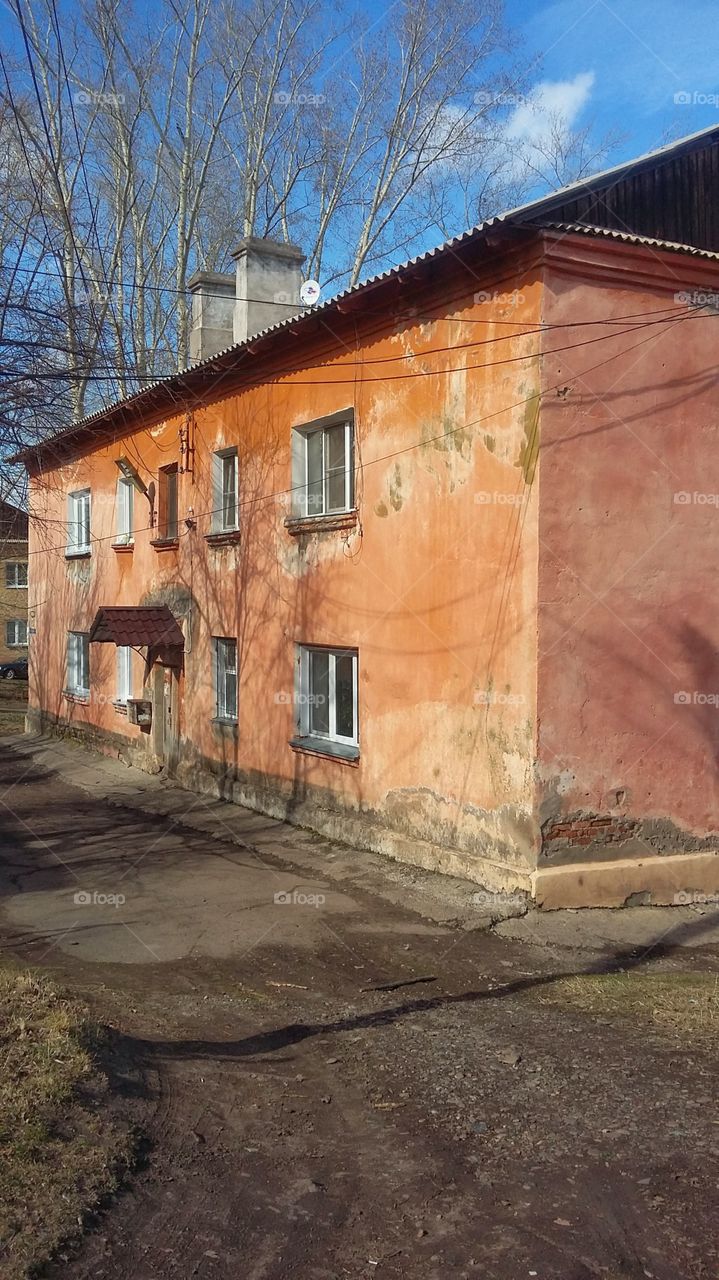 старый двухэтажный кирпичный дом