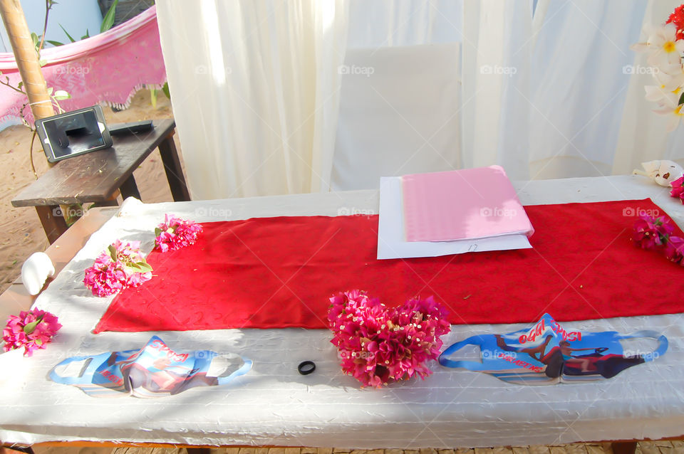 Masks on táble for wedding 