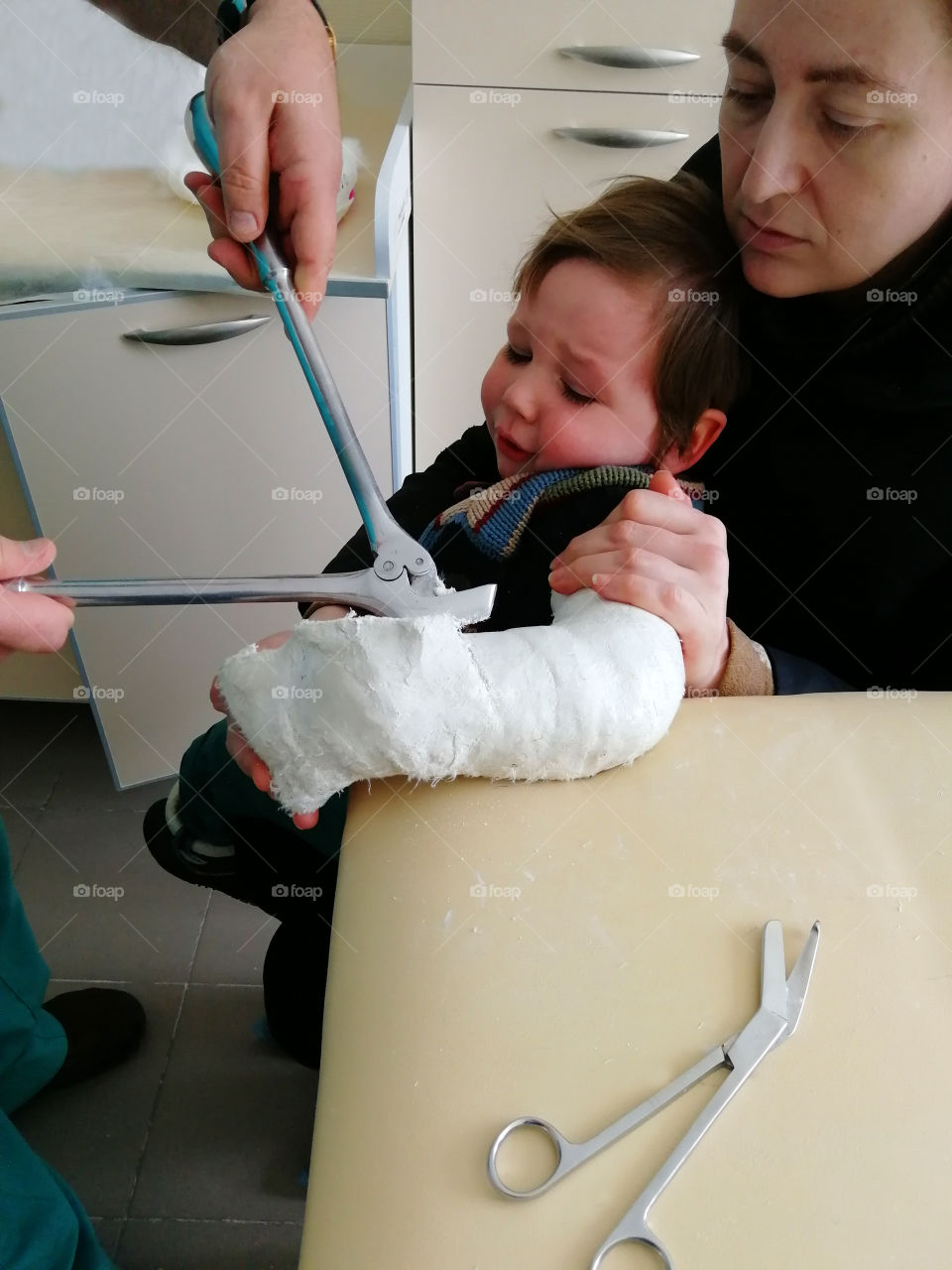 Boy is removed from the plaster, he is afraid and cries