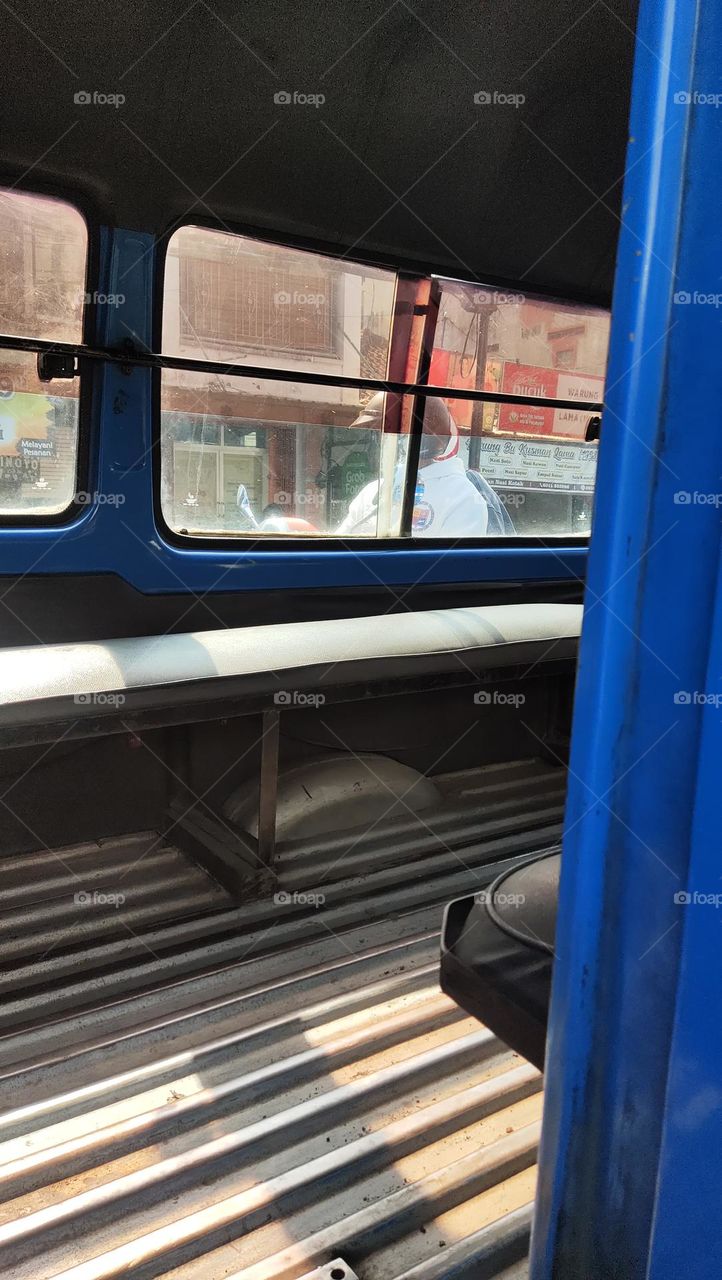 tempat duduk mikrolet