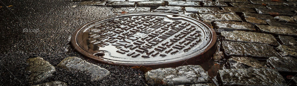 UNDERGROUND THINGYS. QUICKLY BEFORE THEY CATCH U