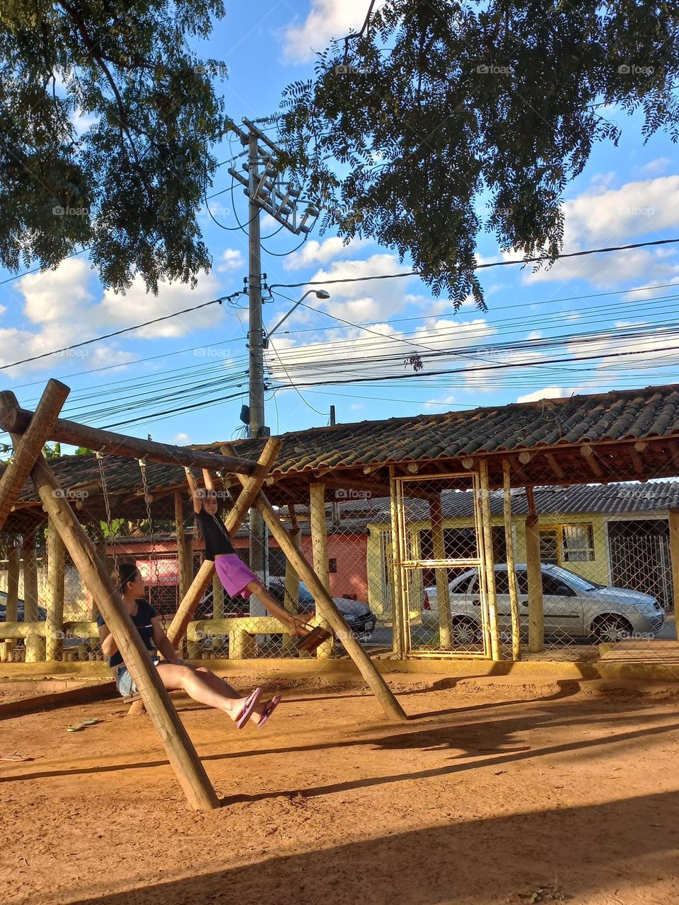 Exercício na barra. O treino na barra fixa é um dos mais indicados por ser bastante completo. Uma das vantagens desse aparelho, é que existem versões  para instalação simples